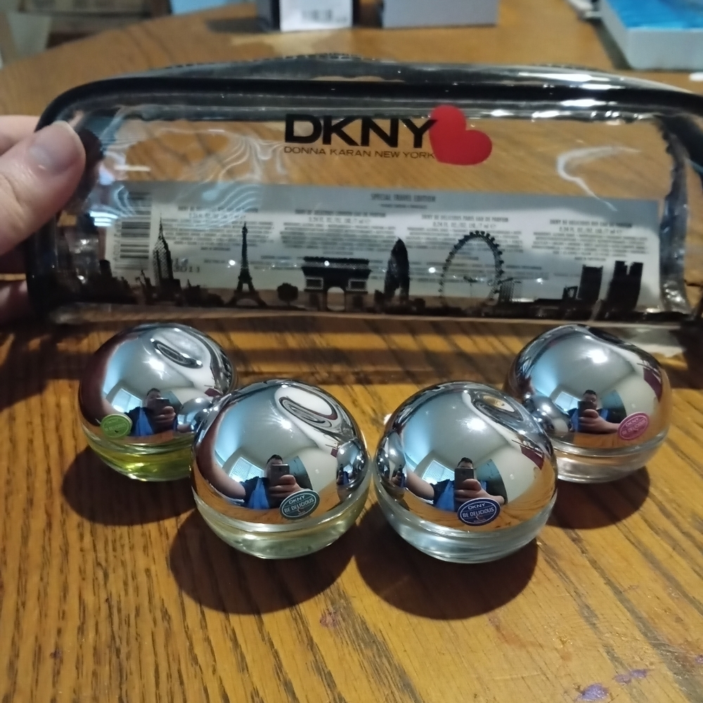 DKNY Be delicious 4 piece travel set + travel case